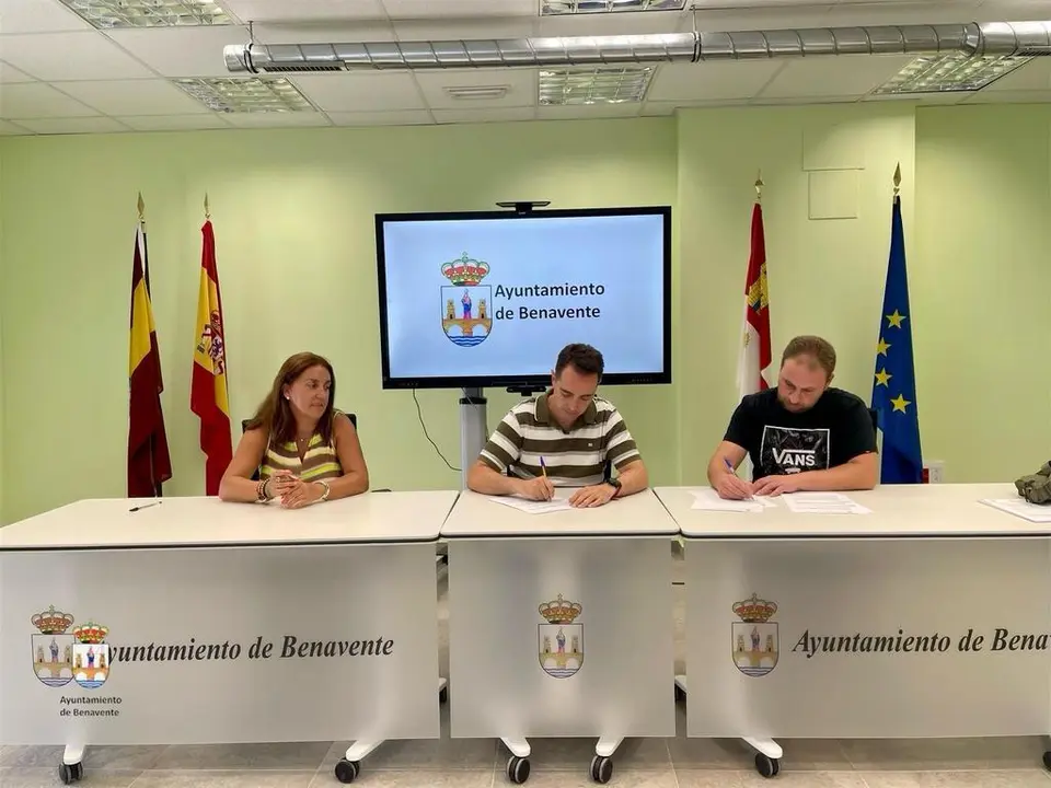 Firma del convenio de colaboración entre el Ayuntamiento de Benavente y la Asociación de la Huerta de los Valles y Benavente (AHURVABE)