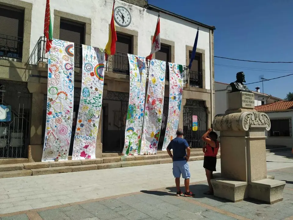 Resultado del mural efímero colgado sobre la fachada del Ayuntamiento de Bermillo. Fotografía: CEDIDA