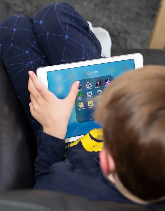 Niño jugando con la tablet. Fotografía de archivo
