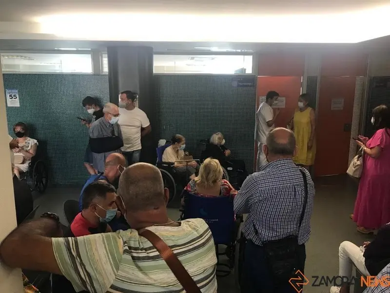 Pacientes en la sala de espera de Traumatología en Zamora