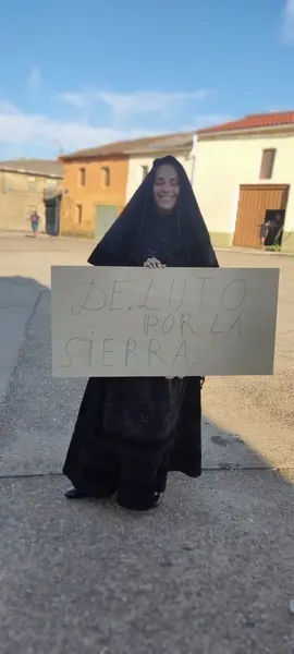 Una joven de Otero de Bodas, de luto por la Sierra de la Culebra