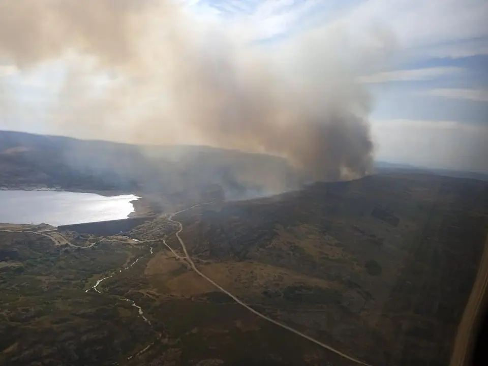 Imagen de archivo de un incendio en Sanabria. Fotografía: @INFOCYL