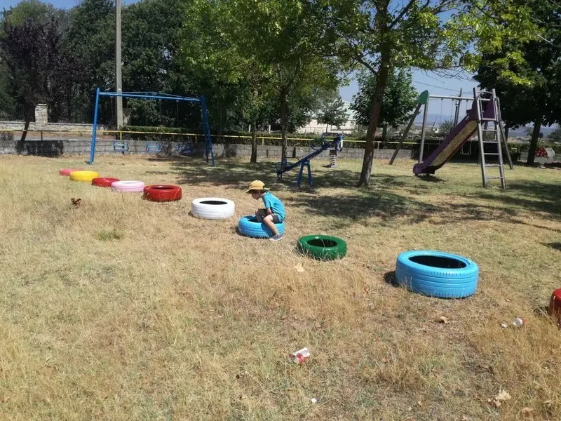 Ruedas pintadas por los niños en el parque de Rabanales