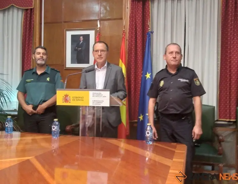 El subdelegado del Gobierno en rueda de prensa con el comisario y el jefe de la Comandancia de la Guardia Civil
