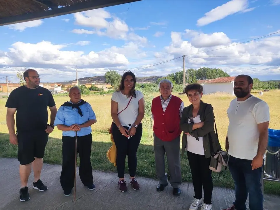 El Alcalde de Ayóo, Carracedo y Congosta, David Martínez, acompañado de los Diputados Provinciales Eduardo 
Folgado, Sandra Veleda y Leonor González en la reciente visita con motivo de los incendios forestales