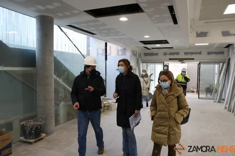 Imagen de archivo de la delegada de la Junta visitando las obras de Parada del Molino