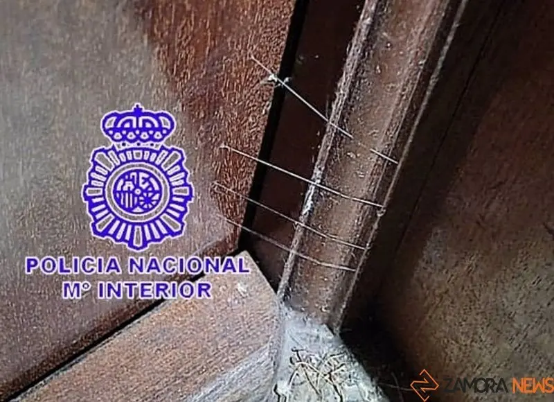 Hilos de pegamento en una puerta. Foto Policía Nacional