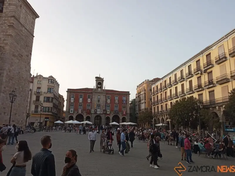 Imagen de archivo de viandantes en la Plaza Mayor de Zamora