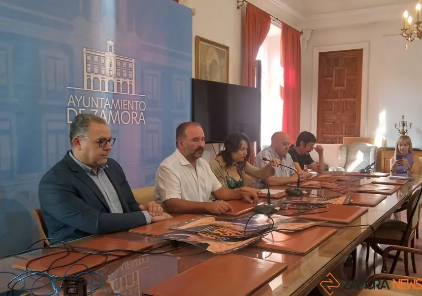 Presentación del Festival Internacional de Folclore en El Ayuntamiento