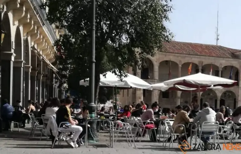 Ciudadanos disfrutan de las terrazas de la Plaza Mayor durante sus vacaciones