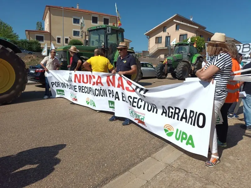 Manifestación de agricultores en Tábara. Foto F.J.