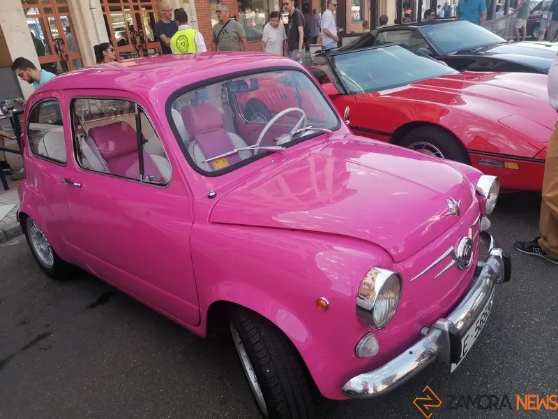 Uno de los coches que se exponen en Benavente