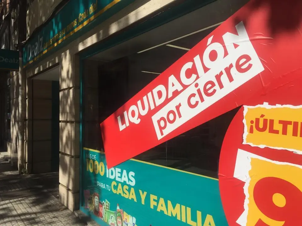Supermercado Dealz en avenida  Tres Cruces