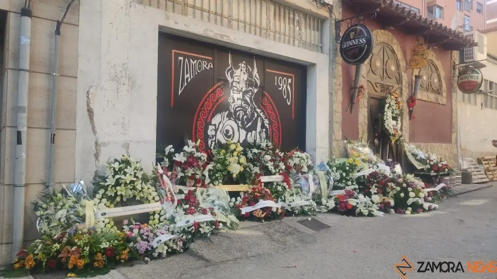 Imagen de archivo del Café Numancia, lleno de flores tras la muerte de Miguel
