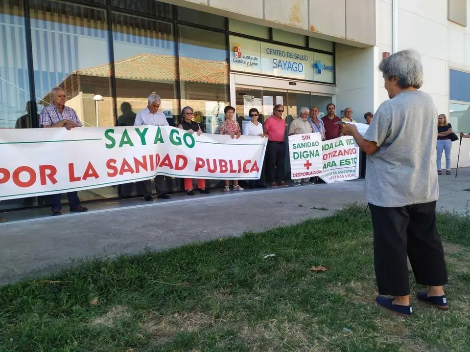 52 protesta de la Plataforma en Defensa de la Sanidad Pública de Sayago frente al centro de salud de Bermillo. Fotografía: CEDIDA