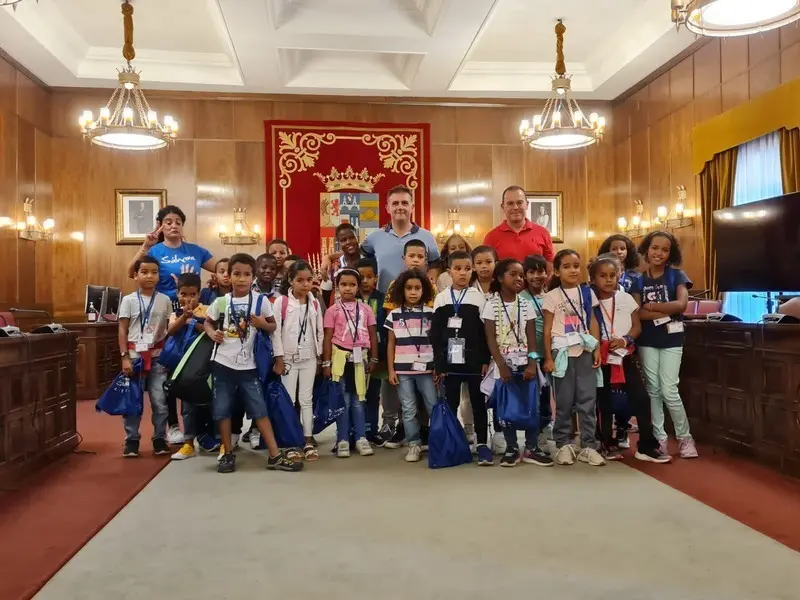 Foto de familia de los niños y niñas saharauis en el Salón de Plenos de la Diputación