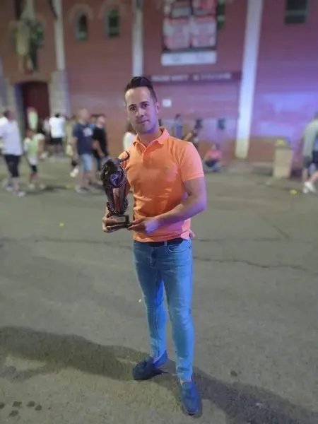David Alonso muestra su premio. Foto cedida