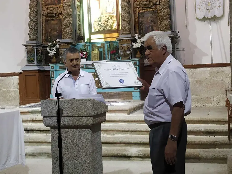 Julio Borrego entrega a Jesús Villar el reconocimiento de "Sayagués Ilustre". Fotografía: CEDIDA