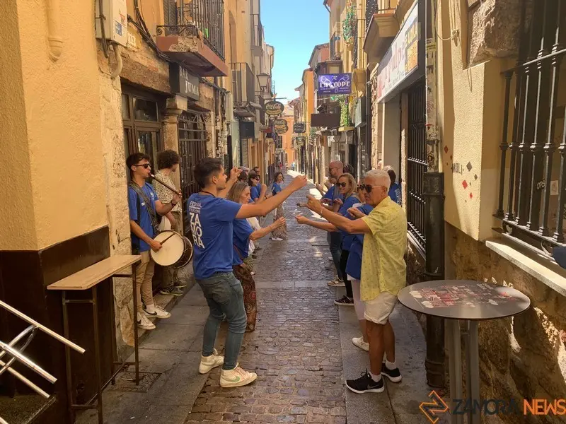 Grupo de folclore en la Calle Los Herreros