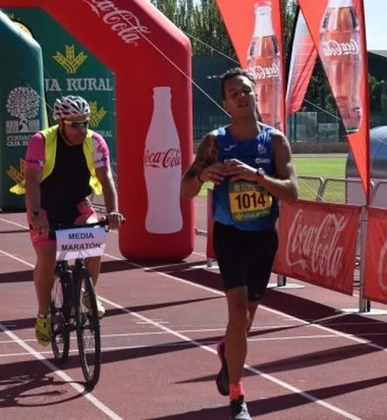 Entrada a la meta de Marcos Ferrero en la Media Maratón de Zamora