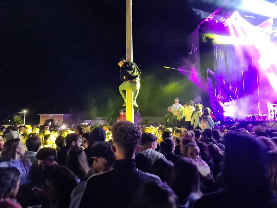 Un joven encarado a una farola durante una fiesta