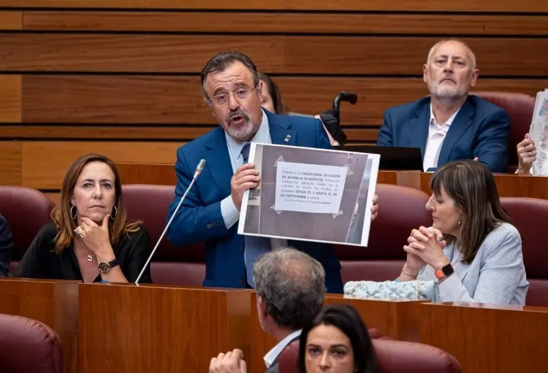 El procurador socialista por Zamora, José Ignacio Martín Benito, en las Cortes