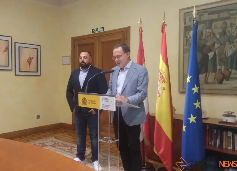 El subdelegado del Gobierno en rueda de prensa con el presidente de "La Culebra no se calla", Lucas Ferrero