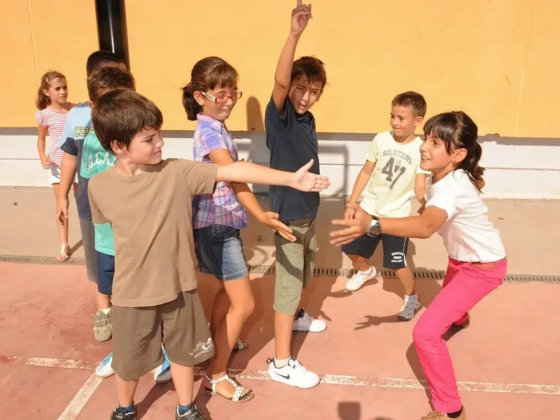 Niños juegan en el patio del cole. Foto ONCE