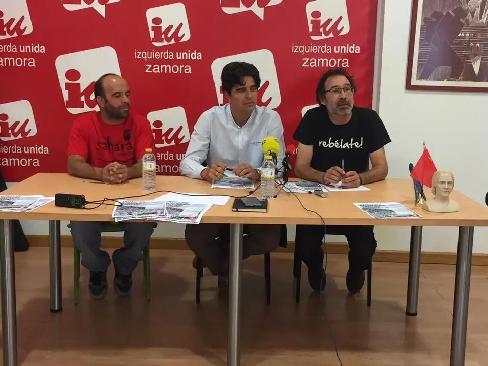 El coordinador de Izquierda Unida Zamora, Miguel Ángel Viñas, junto al coordinador de IUCyL, Juan Gascón
