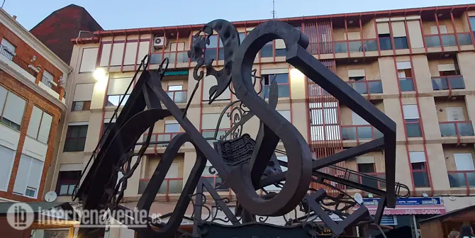Escultura de González Marrón que pasará a colocarse en una de las rotondas de Benavente. Fotografía: Interbenavente.es