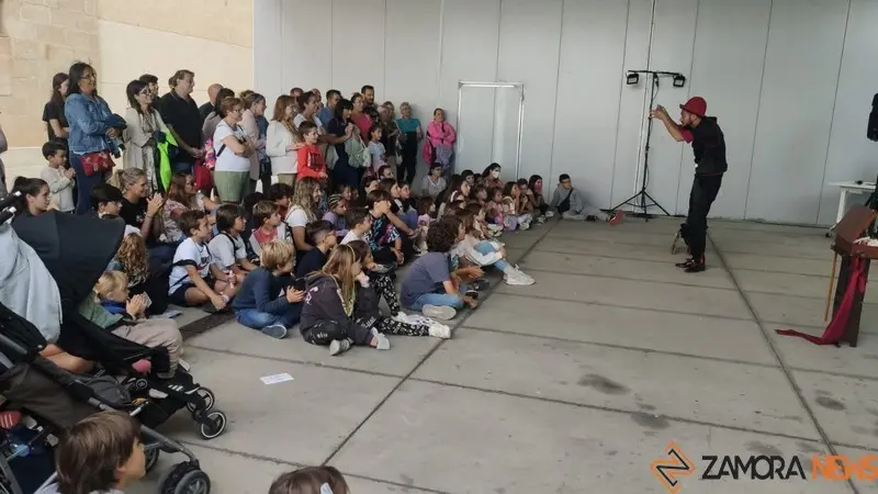Los niños disfrutan de la magia en la terraza del Ramos Carrión