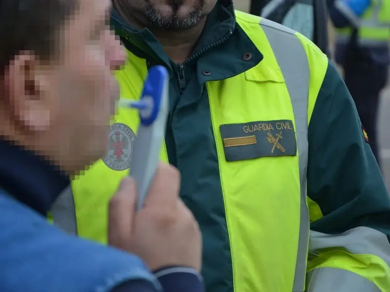 Una persona realiza un control de alcoholemia