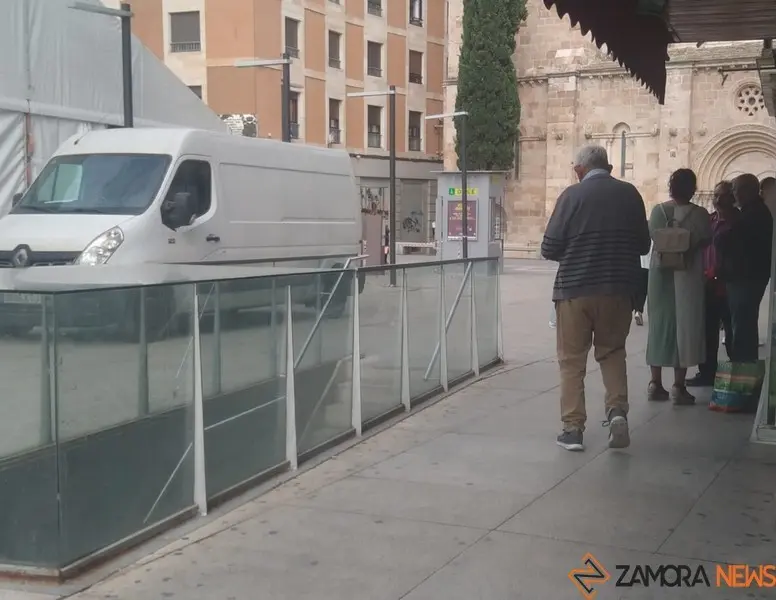 Viandantes por la Plaza de la Constitución