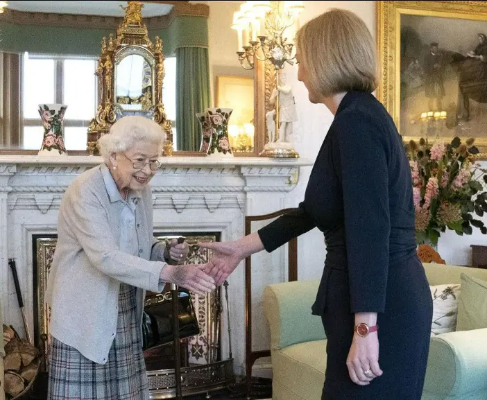 La reina Isabel II durante el recibimiento a la nueva primera ministra de Reino Unido, Liz Truss en el palacio de Balmoral