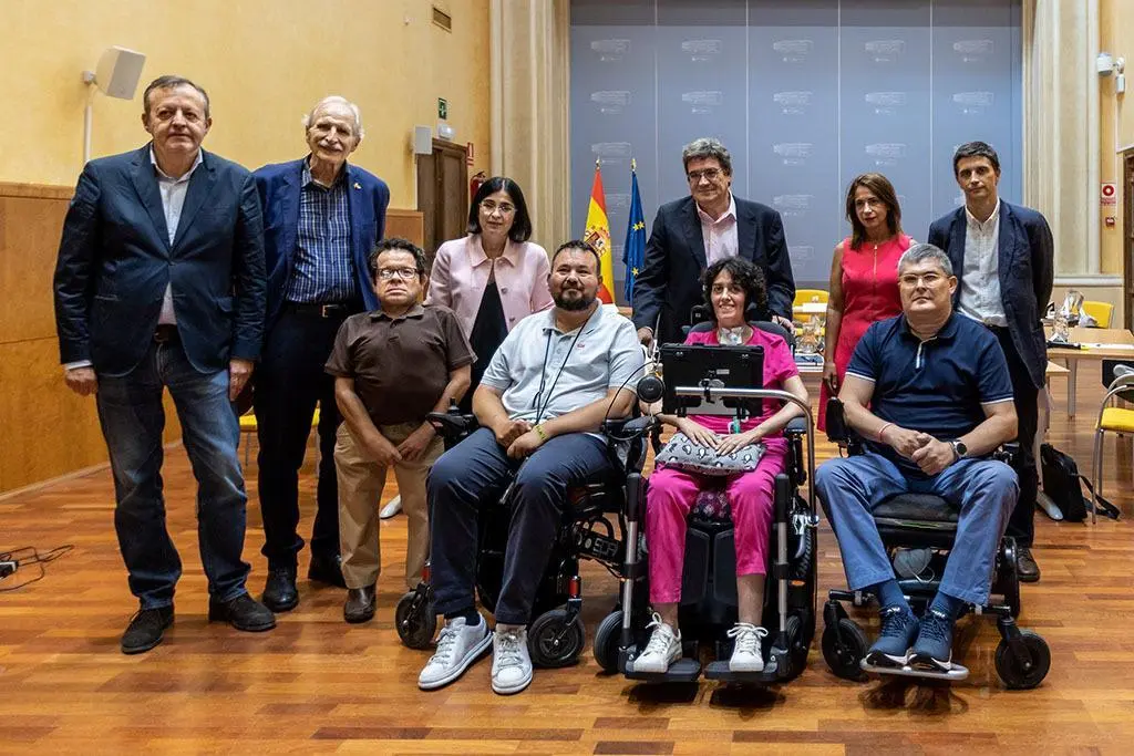 Foto de familia tras la primera sesión del grupo de trabajo sobre ELA, presidida por el ministro de Inclusión, Seguridad Socialy Migraciones, José Luis Escrivá, y la ministra de Sanidad, Carolina Darias.