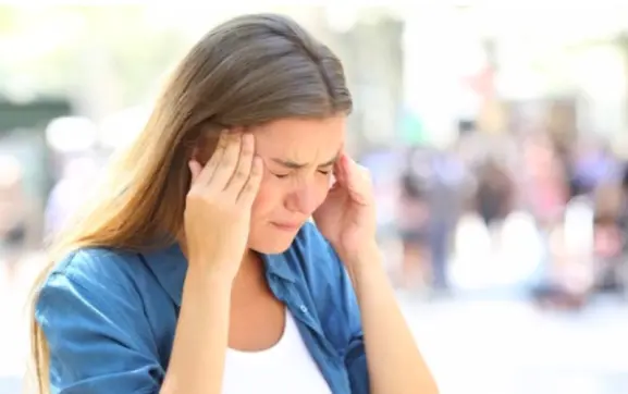 Imagen de una mujer con dolor de cabeza vía Salamancartvaldia.es