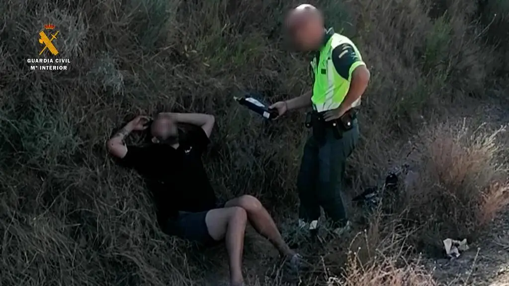 El camionero fue trasladado al hospital debido a su estado. Fotografía: GC
El pasado domingo la Guardia Civil recibió varias llamadas de conductores alertando de la conducción errática en zig-zag y de lado a lado de la calzada, de un vehículo pesado con un semirremolque de 3,5 toneladas, que transitaba por la AP-68, a la altura del punto kilométrico 143 del término municipal de Agoncillo.

Los agentes del Sector de Tráfico en La Rioja interceptaron el vehículo articulado en el punto kilométrico 145,300, sentido Zaragoza, y sometieron al conductor a la prueba de alcoholemia ya que presentada síntomas de ebriedad. El resultado arrojó una tasa de 1,16 mg/l de alcohol en aire espirado, más de siete veces la tasa de alcohol permitida.

El estado del hombre motivó su traslado al Hospital Fundación de Calahorra, donde permaneció en observación médica varias horas.

Una vez recibió el alta hospitalaria se procedió a su detención y a la instrucción de las correspondientes diligencias penales por conducir un vehículo a motor bajo la influencia de bebidas alcohólicas, tramitándose a su vez el correspondiente boletín de denuncia por conducir con temeridad manifiesta.

La autoridad judicial ha decretado contra el detenido la privación del derecho a conducir vehículos a motor y ciclomotores por un periodo de 16 meses.. Fotografía: GC