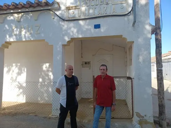 01 PSOE El Piñero. Manuel Pérez y Eduardo Folgdo visita reapertura colegio 12-08-2022