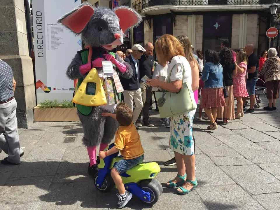 El vendedor de la ONCE disfrazado de ratón durante la Feria Internacional del Queso en Zamora