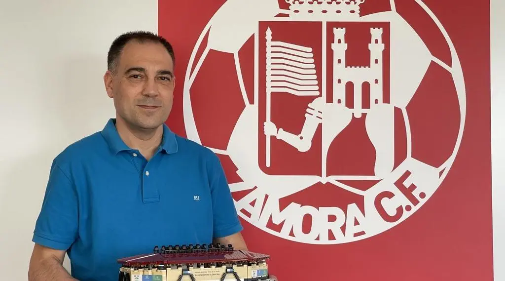El socio del Zamora CF, Javier Palazuelo, con la maqueta del Ruta de la Plata realizada con piezas de LEGO