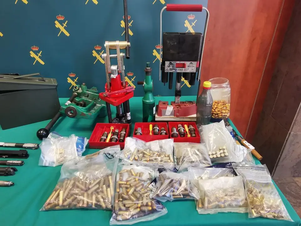 La Guardia Civil, en el marco de la operación PRINTER, ha desmantelado en Bermeo (Bizkaia), un taller clandestino para la fabricación de armas casera, cartuchería metálica, artefactos y mezclas explosivas mediante impresión 3D. Han sido intervenidas varias armas de fuego, entre ellas armas de guerra municionadas y listas para su uso, y ha sido detenido un hombre como presunto responsable de su fabricación.

Asimismo, se ha intervenido tres fusiles de asalto, pistolas municionadas, una escopeta de cañones, cinco artefactos explosivos, casi 200 iniciadores eléctricos, tres kilos de pólvora, más de seis kilos de precursores para crear mezclas explosivas, cerca de 400 cartuchos metálicos y dos impresoras 3D, entre otros. Varias de las armas tenían sus números de serie borrados o carecían de ellos lo que evidencia su procedencia ilegal.

La operación se inició en diciembre de 2021, cuando la Guardia Civil tuvo conocimiento, a través del Centro de Inteligencia contra el Terrorismo y el Crimen Organizado (CITCO), de una transacción sospechosa de precursores de explosivos a través de una plataforma de comercio on-line.

A pesar de las medidas de seguridad adoptadas por el presunto autor para evitar ser descubierto, se consiguió identificar a un individuo de 51 años residente en Bermeo (Bizkaia). Asimismo, se pudo constatar cómo esta persona habría adquirido los precursores para la fabricación de mezclas explosivas, como la pólvora, con finalidades desconocidas. A medida que avanzó la investigación, también se descubrió su posesión ilegal de varias armas de fuego (algunas de ellas introducidas mediante contrabando desde el extranjero) y la fabricación de armas de fuego o sus componentes esenciales mediante impresoras 3D.

Por tal motivo, se procedió al registro de la vivienda y del garaje de esta persona, donde se intervinieron 5 pequeños artefactos explosivos improvisados ya montados y dotados de sus respectivos sistemas de detonación eléctrica a distancia, así como de 197 iniciadores eléctricos, alrededor de 3 kg. de pólvora y 6,5 kg. de precursores y sustancias químicas utilizadas para la fabricación casera de estos artefactos y mezclas explosivas.

Cabe destacar, la actuación de los Técnicos en Desactivación de Explosivos (TEDAX) de la Guardia Civil, en la desactivación y destrucción dado el riesgo que ello conllevaba tanto para el mismo y su familia como para los moradores del resto de viviendas de su bloque. 

Fabricación ilegal y depósito de arma
De entre estas armas, destacan por su peligrosidad los 3 fusiles de asalto, catalogados como armas de guerra, tanto por su calibre como por su capacidad de efectuar fuego automático (ametrallador), por lo que su tenencia está totalmente prohibida a los particulares. Además, se da la circunstancia de que se trataba de armas originalmente inutilizadas (desactivadas) que el detenido había manipulado en su taller clandestino para reactivarlas, dejándolas de nuevo en condiciones de efectuar fuego real.

Además de las armas completas y activas antes citadas, también le fueron intervenidas otras 2 pistolas desmontadas y numerosos armazones, correderas, cañones semi-elaborados de fabricación artesanal, adaptadores para el acople de silenciadores y otras piezas y herramientas, que evidenciaban que el detenido también se dedicaba a la fabricación ilegal de armas mediante el ensamblaje de piezas de diferentes orígenes.

Con esa finalidad poseía igualmente 2 impresoras 3D de última generación con las que ya había fabricado varios armazones de pistola, empuñaduras y otras piezas, que junto con el resto de partes metálicas de armas intervenidas irían destinadas al ensamblaje de armas completas. Para ello igualmente disponía de numerosos envases de resina para impresión 3D y de bobinas de filamentos PLA, que son la materia prima utilizada para su fabricación.

El detenido que carecía de licencia de armas y por tanto estaba impedido para adquirir en un establecimiento autorizado las municiones que necesitaba para las armas que fabricaba y poseía ilegalmente, también se dedicaba a la fabricación casera de esta munición, para lo cual tenía instalado un taller en un garaje cerrado (bajera) en los sótanos de un edificio próximo, donde tenía instalados bancos de trabajo con tres máquinas de recarga de cartuchería, cientos de vainas vacías, proyectiles, pistones (fulminantes) y pólvora para la fabricación casera de munición de los calibres 45 ACP, 6,35 ms., 9 mm parabellum, 44 magnum y 223 Remington, alguno de ellos catalogado como calibre de guerra.

Del registro realizado en el garaje se intervino cerca de 400 cartuchos ya terminados y cargados de los citados calibres, listos para ser usados. Dada la cantidad de munición no se descarta que parte de la que fabricaba la dedicase a su venta ilegal a terceras personas.

Fabricación de armas o de sus piezas mediante tecnología de impresión 3D
La fabricación de armas o de sus piezas mediante tecnología de impresión 3D es una amenaza emergente, por el riesgo que supone la fabricación incontrolada por particulares de armas de fuego; motivo por el cual desde la Guardia Civil se viene realizando un constante esfuerzo para tratar de atajar esta nueva fuente de suministro; siendo esta la segunda operación que realiza en esta materia tras la desarticulación en Junio de 2020 en A Coruña de otro taller clandestino de fabricación de armas mediante impresión 3D.

Fabricación ilegal y depósito de explosivos
Los precursores de explosivos son sustancias químicas que, a partir de determinadas concentraciones y mezcladas entre sí o con otros productos, son susceptibles de utilizarse para la fabricación casera e ilícita de explosivos, por lo que su comercio, adquisición, tenencia y uso están rigurosamente controlados para evitar su desvío a fines ilícitos, violentos o terroristas.

Para su legal adquisición en nuestro país es necesario contar previamente con una licencia que otorga el Ministerio del Interior a través del CITCO, que es el Punto de Contacto Nacional en materia de precursores, y con el que la Jefatura de Información de la Guardia Civil trabaja estrechamente en esta materia. A lo largo del presente año la Guardia Civil ha analizado más de 298 solicitudes de este tipo de licencias de precursores y ha realizado 20 inspecciones a establecimientos que comercian con precursores e investigado otras 28 transacciones sospechosas.

Con esta intervención se ha impedido no sólo que el elevado número de artefactos explosivos, armas y municiones incautadas pudieran ser empleados en hechos violentos o desviados al mercado negro, sino también el riesgo para los vecinos de los lugares donde eran almacenados.

La operación ha sido desarrollada por la Jefatura de Información (UCE 3) de la Guardia Civil con el apoyo del Grupo de Información de la Comandancia de Vizcaya, el Grupo de Desactivación de Explosivos (GEDEX) de Bizkaia y Gipuzkoa, el Grupo de Acción Rápida (GAR) y el Servicio Cinológico (perros detectores de armas y explosivos).

Para la ampliación o confirmación de cualquier otro dato, puede contactar con la Oficina Periférica de Comunicación de la Jefatura de Información de la Guardia Civil en el teléfono 91.503.11.09.