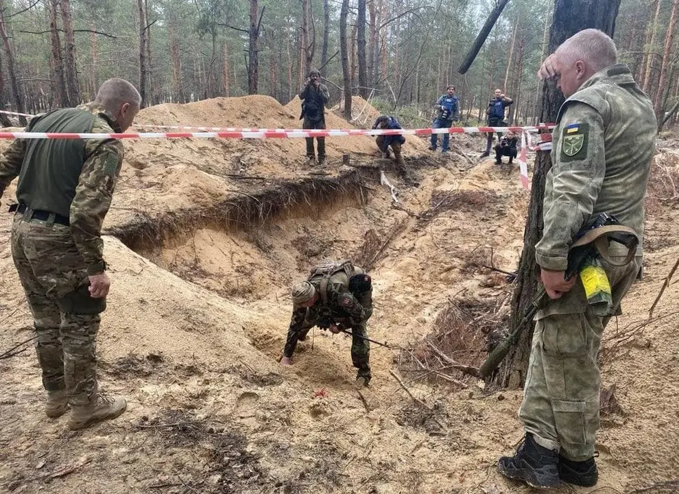 Fosas comunes en la ciudad de Izium, Ucrania. Fotografía: Defensa Ucrania