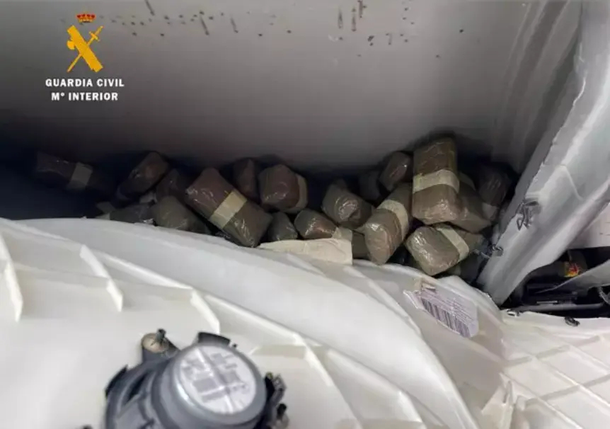 Imagen de la droga en uno de los vehículos de alta gama usados en los viajes express a Salamanca- Fotografía: GC