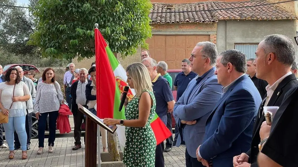 Prada y Faundez en los actos de presentación de la nueva bandera y escudo de Calzadilla de Tera