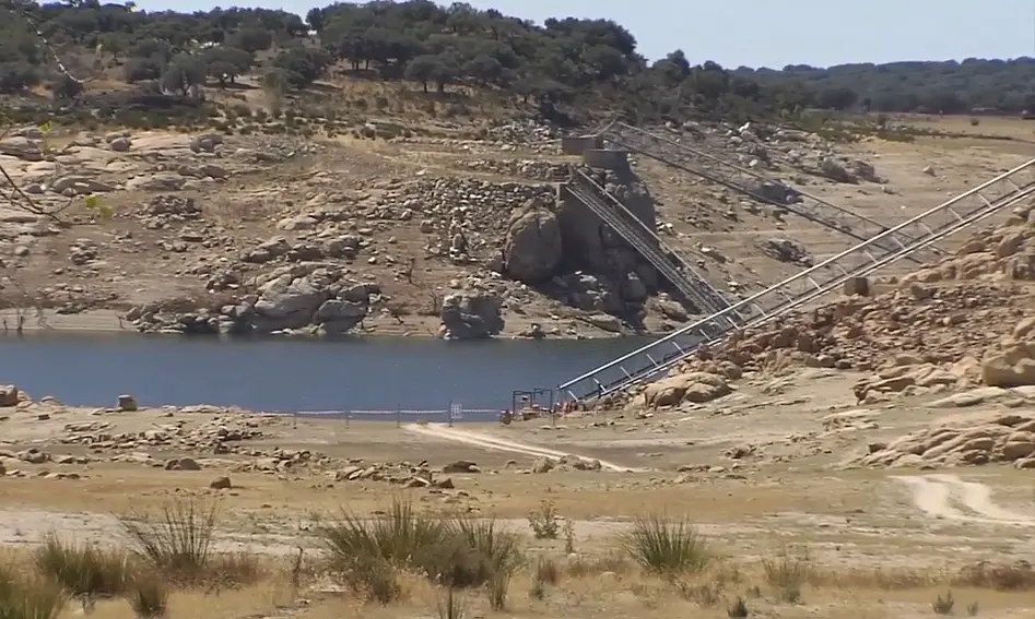 Canalización en el embalse de Almendra
