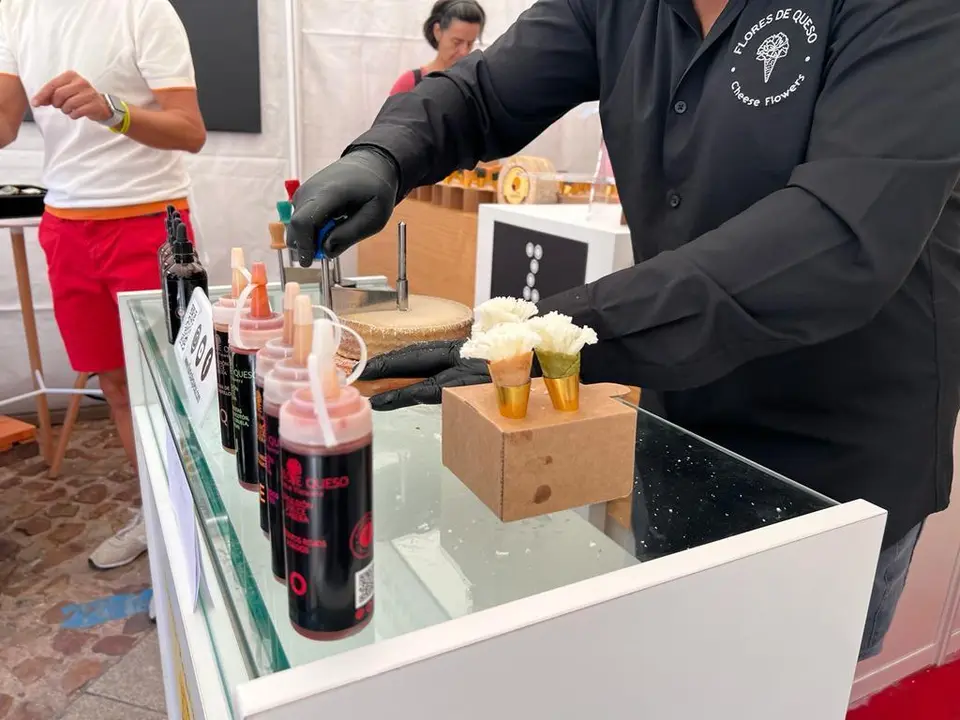 Santiago Mohedano y sus flores de queso en la Feria FROMAGO