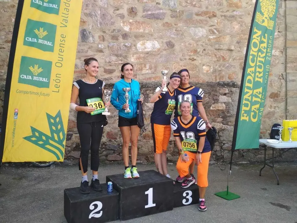 Podium femenino Navianos. Fotografía: Benavente Atletismo