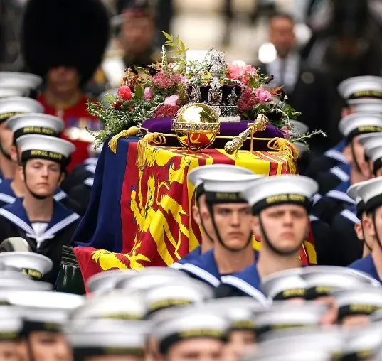 El cortejo fúnebre con los restos de la reina Isabel II de Inglaterra