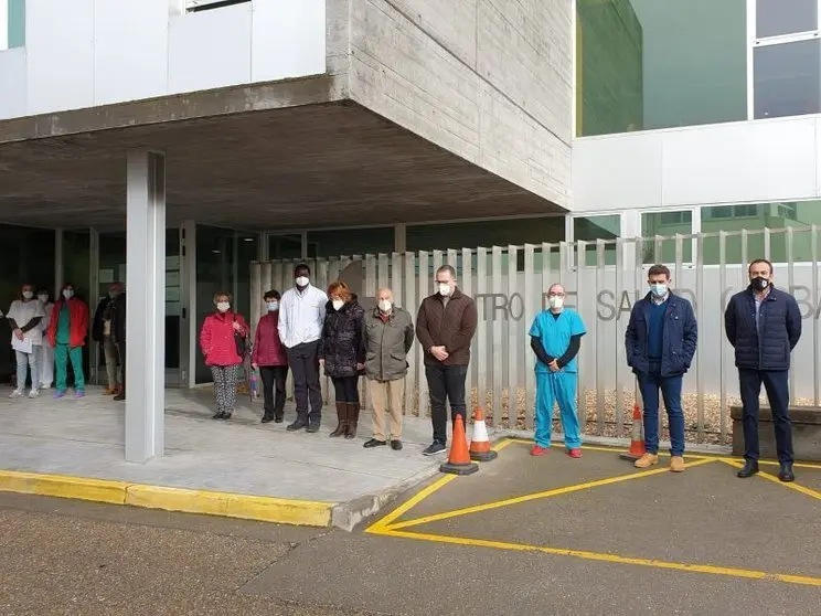 Concentración por la sanidad rural en el centro de salud de Mombuey