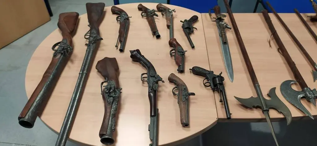Armas incautadas. Fotografía: @PoliciaVLL